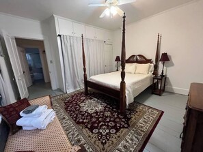 2 Schlafzimmer, Schreibtisch, Bügeleisen/Bügelbrett, Reisekinderbett