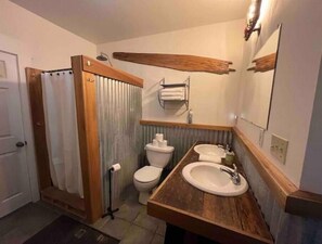 Regadera, amenidades de baño ecológicas, secadora de cabello, toallas 