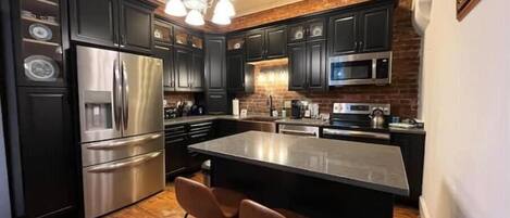 Jääkaappi, mikroaaltouuni, uuni, liesi