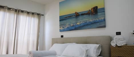 Habitación doble, 1 cama King size, balcón | Tabla de planchar con plancha, wifi gratis y ropa de cama