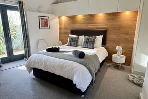 2 bedrooms, iron/ironing board, free WiFi, bed sheets - Dog friendly barn conversion, Norfolk Coast (East Somerton)