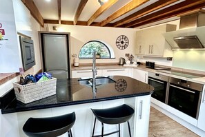 Fridge, microwave, oven, dishwasher - Dog friendly barn conversion, Norfolk Coast (East Somerton)