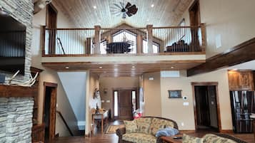 Smart-tv, eldstad, dvd-spelare och ett bordtennisbord