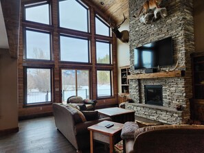 Smart TV, fireplace, DVD player, ping pong
