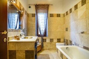Een douche, een haardroger, handdoeken