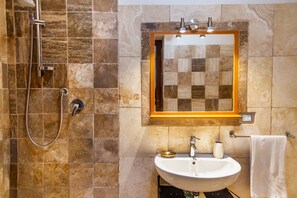 Dusche, Haartrockner, Handtücher