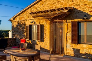 Outdoor dining - Holiday Home "Assiolo" with Hill View & Private Garden (Magliano in Toscana)