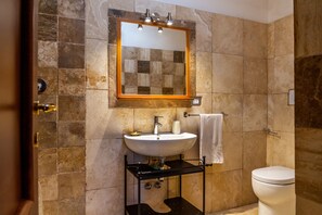 Een douche, een haardroger, handdoeken