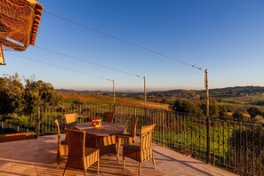 Outdoor dining - Holiday Home "Assiolo" with Hill View & Private Garden (Magliano in Toscana)