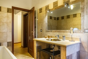 Shower, hair dryer, towels - Holiday Home "Assiolo" with Hill View & Private Garden (Magliano in Toscana)