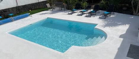 Alberca al aire libre y alberca climatizada