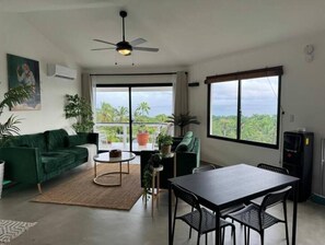 Smart-TV, bøker, musikkbibliotek og stereoanlegg