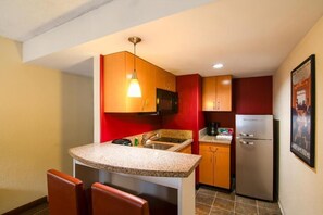 Microwave, stovetop - One Bedroom Queen Suite with sofa bed and fully equipped kitchen (Westborough)