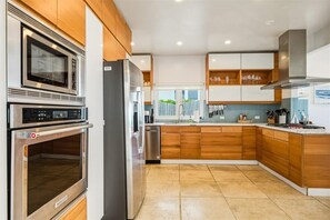 Fridge, microwave, oven, stovetop - Villa Oasis- Beachfront House with Pool- Close to BahaMar! (Nassau)