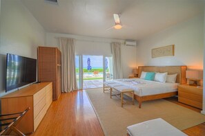 5 bedrooms, iron/ironing board, travel crib, free WiFi - Villa Oasis- Beachfront House with Pool- Close to BahaMar! (Nassau)