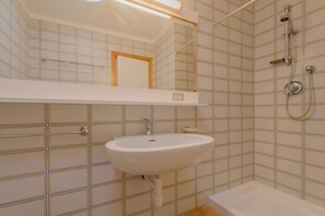 Dusche, Haartrockner, Bidet, Handtücher