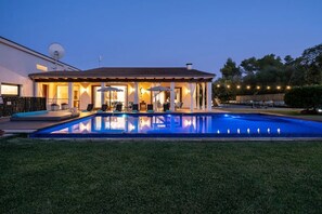 A swimming pool with a covered patio area, a satellite dish, and a well-maintained lawn. - Villa 'S'Alzinar' with Mountain View, Wi-Fi and Air Conditioning (Sa Pobla)