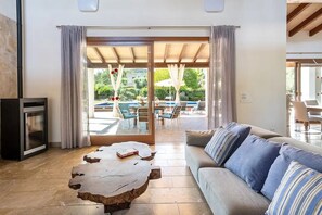 TV, table tennis - Villa 'S'Alzinar' with Mountain View, Wi-Fi and Air Conditioning (Sa Pobla)