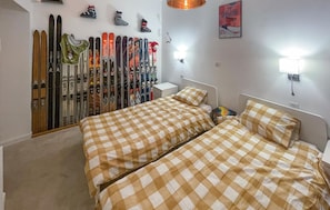 2 bedrooms, travel crib, free WiFi