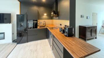 Kylskåp, ugn, diskmaskin och kaffe- och tebryggare