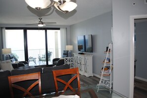 Een televisie en boeken