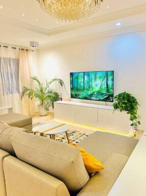 Smart TV, books - Comfy & luxurious Apartment (Accra)