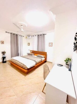 2 bedrooms, desk, iron/ironing board, free WiFi - Comfy & luxurious Apartment (Accra)