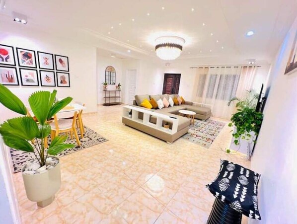 Smart TV, books - Comfy & luxurious Apartment (Accra)