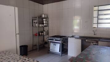 Forn, placa de cuina, bullidora elèctrica i torradora