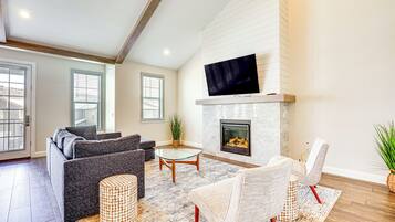TV, fireplace