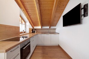 Kylskåp, ugn, spishäll och diskmaskin