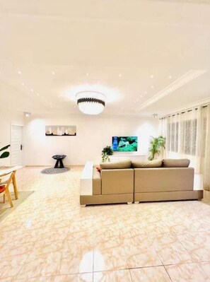 Living area - Peaceful & homely Apt in the heart of Accra (Accra)