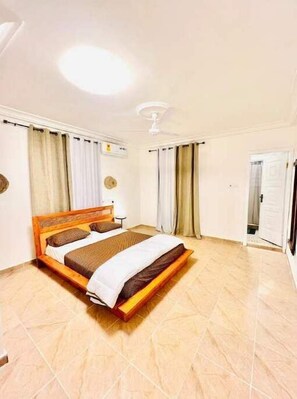 2 habitaciones, escritorio, tabla de planchar con plancha y wifi gratis