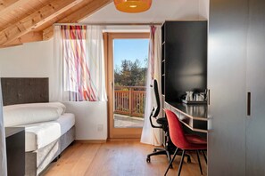 2 slaapkamers, een strijkplank/strijkijzer, gratis wifi, beddengoed