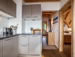 Refrigerador, parrilla de estufa, lavavajillas y cafetera y tetera 