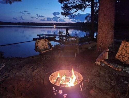 Happy Lakeside Getaway