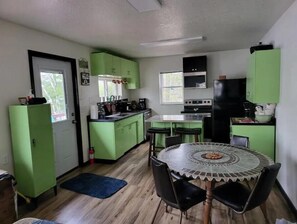 Fridge, microwave, oven, stovetop - Happy Lakeside Getaway (Cushing)