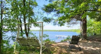 Happy Lakeside Getaway