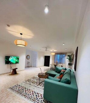 Smart TV - Charming & Spacious Apt in Accra (Accra)