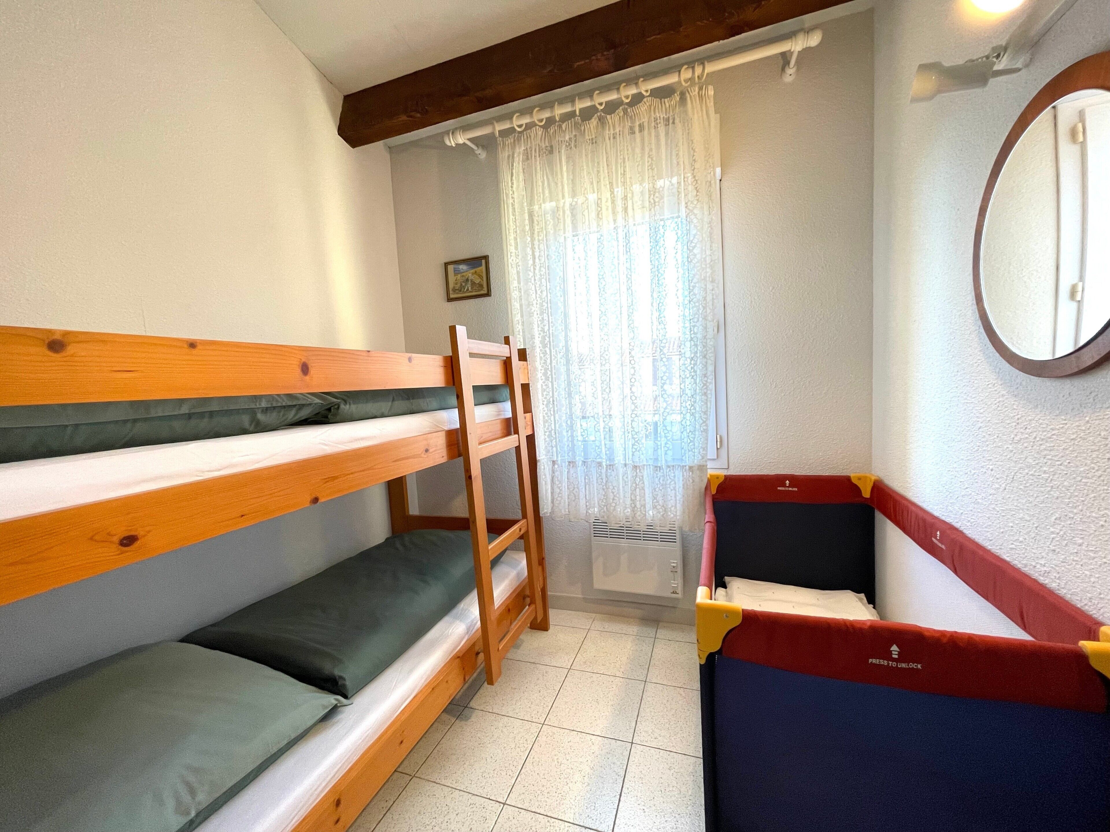 3 habitaciones, tabla de planchar con plancha y ropa de cama 