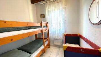 3 habitaciones, tabla de planchar con plancha y ropa de cama