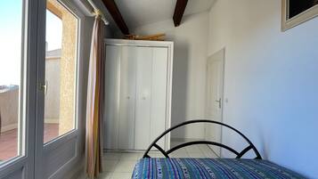 3 室のベッドルーム、アイロン / アイロン台、ベッドシーツ