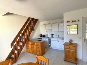 Fridge, microwave, stovetop, dishwasher - Holiday Home 'Casa Costella, Saint Pierre La Mer' with Sea View, Private Terrace and Private Garden (Fleury)