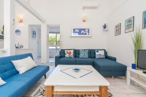 TV - Beautiful azure blue house with Terrace, Wi-Fi and Air Conditioning Six Fours (Six-Fours-les-Plages)