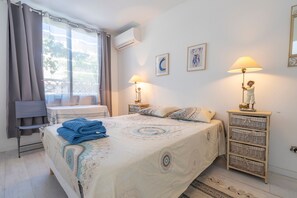 3 bedrooms, iron/ironing board, free WiFi, bed sheets - Beautiful azure blue house with Terrace, Wi-Fi and Air Conditioning Six Fours (Six-Fours-les-Plages)