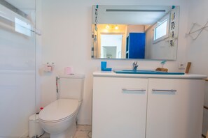 Shower, hair dryer, towels - Beautiful azure blue house with Terrace, Wi-Fi and Air Conditioning Six Fours (Six-Fours-les-Plages)