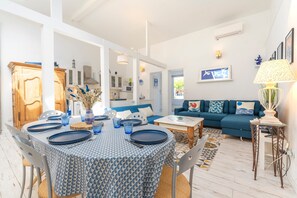 Dining - Beautiful azure blue house with Terrace, Wi-Fi and Air Conditioning Six Fours (Six-Fours-les-Plages)