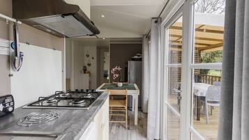 Een koelkast, een microgolfoven, een oven, een kookplaat