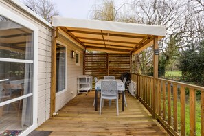 Outdoor dining - Mobile Home 'Au Petit Bonheur' with Shared Pool, Private Terrace and Private Garden (Carnac)