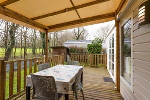 Outdoor dining - Mobile Home 'Au Petit Bonheur' with Shared Pool, Private Terrace and Private Garden (Carnac)